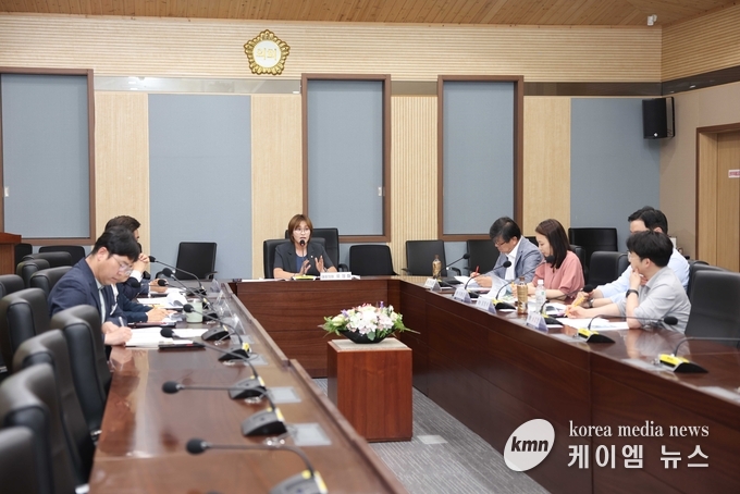 평택시 인공지능(AI) 정책연구회는 간담회에서 정책연구용역 착수보고회를 열고 있다. 사진/평택시의회 제공
