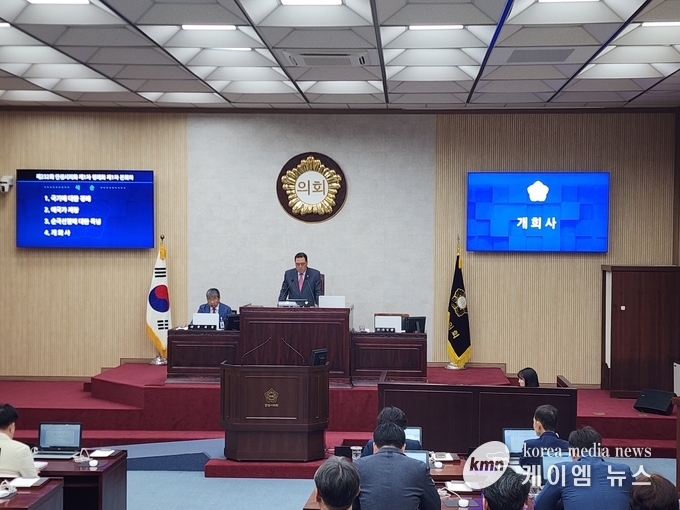안성시의회 안정열의장이 본회의장에서 제232회 제1차 정례회 제1차 본회의를 개회를 선언하고 개회사를하고있다.<사진/김영진기자>
