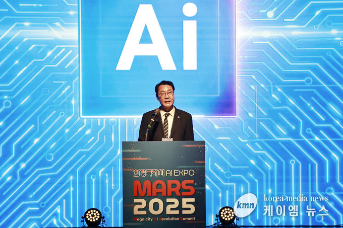 정명근 화성특례시장이 18일 MARS 2025 개회식에서 환영사를 하고 있다. 사진/화성특례시청 제공