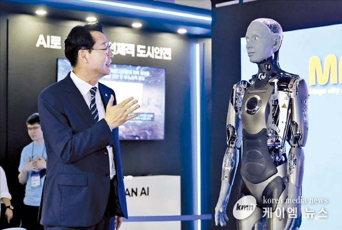 18일 열린 인공지능 엑스포 ‘MARS 2025’에서 정명근 화성시장이 영국 엔지니어드아츠가 개발한 휴머노이드 로봇 ‘아메카’와 대화를 나누고 있다. (사진=화성특례시)