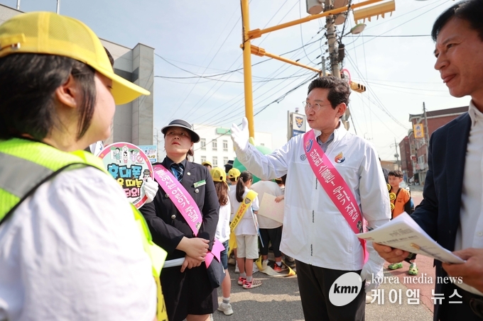  이상일 용인특례시장이 19일 아침 남사초등학교 학생들의 안전한 통학 위한 현장점검과 캠페인에 참여했다. 사진/용인특례시청 제공