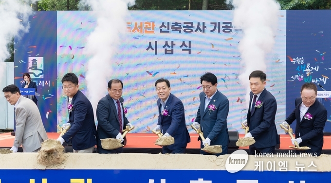 이재준 시장(왼쪽 4번째부터), 염태영 의원 등이 첫삽을 뜨고 있다. 사진/수원특례시청 제공