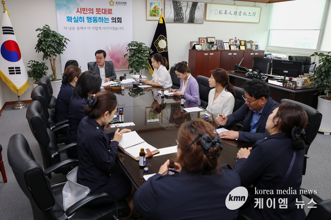  이상복 의장은 오산경찰서 녹색어머니연합 임원단의 예방을 받고 단체 현안과 애로사항을 청취하고 있다. 사진/오산시의회 제공