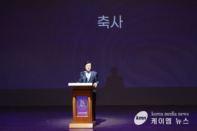 문형근 위원장은 축사에서 전국 최고 수준의 여성·가족 정책 전문기관으로 성장 했다고 말하고 있다. 사진/ㅏ경기도의회 제공