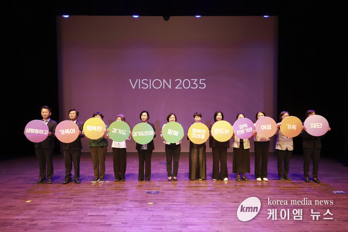 경기여성가족재단20주년 기념식을 마치고 참여자들이 핏케 메세지를 전하고 있다. 사진/경기도의회 제공