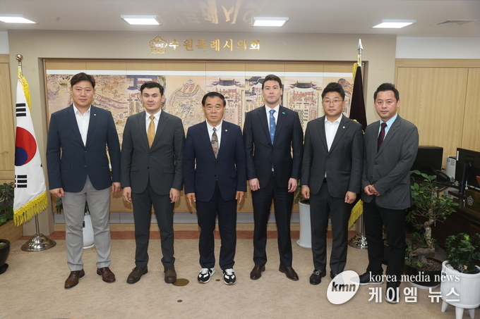이재식 의장과 카자흐스탄 잠빌주의 타마벡 부지사(왼쪽두번째), 의원들과 함께하고 있다. 사진/수원특례시의회 제공