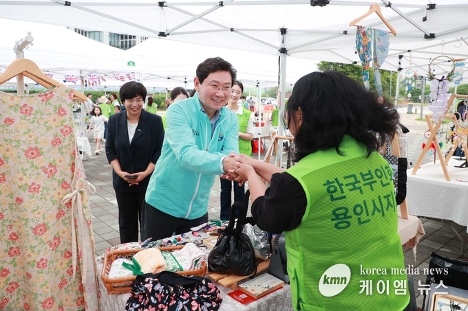 이시장은 자원순환 플리마켓을 둘러보고 시민과 악수를 하고있다. 사진/용인특례시청 제공