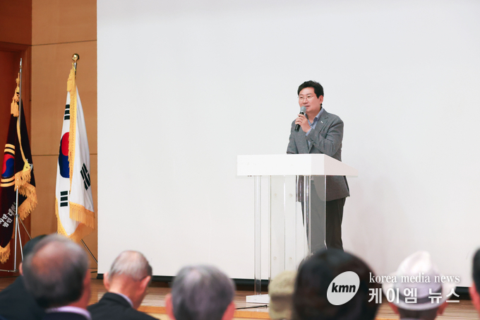 .20일 용인문화예술원 국제회의실에서 열린 기로문학 출판기념회에 참석한 이상일 시장이 축사를 하고 있다. 사진/용인특례시청 제공