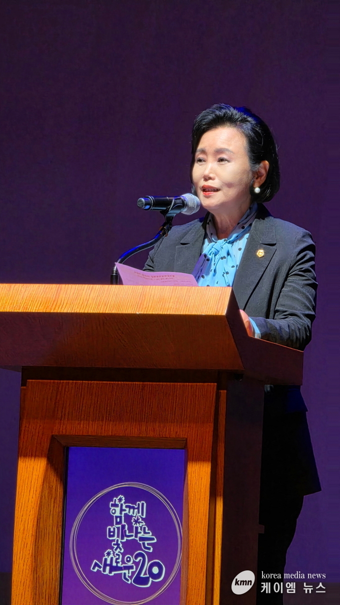 정윤경 부의장은 경기도여성가족재단 20주년 기념식에서 축사를 하고 있다. 사진/경기도의회 제공