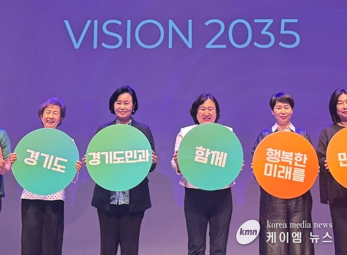 경기도여성가족재단 20주년 기념식을 마치고 정윤경 부의장과 참석자들이 함께하고 있다. 사진/경기도의회 제공