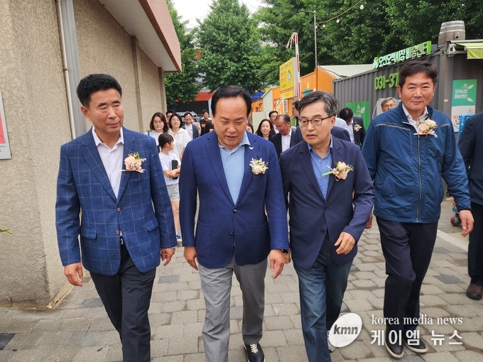 김동연 경기도지사가 이권재오산시장, 조용호 경기도의원,성길용 오산시의회 부의장의 안내를 받으며 행사장에 입장하고있다.<사진/김영진기자>