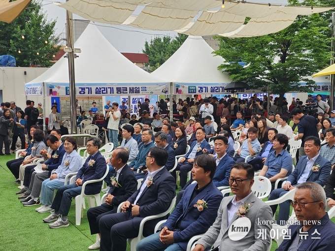 김동연 경기도지사가 이권재 오산시장의 축사를 경청하고있다.<사진/김영진기자>