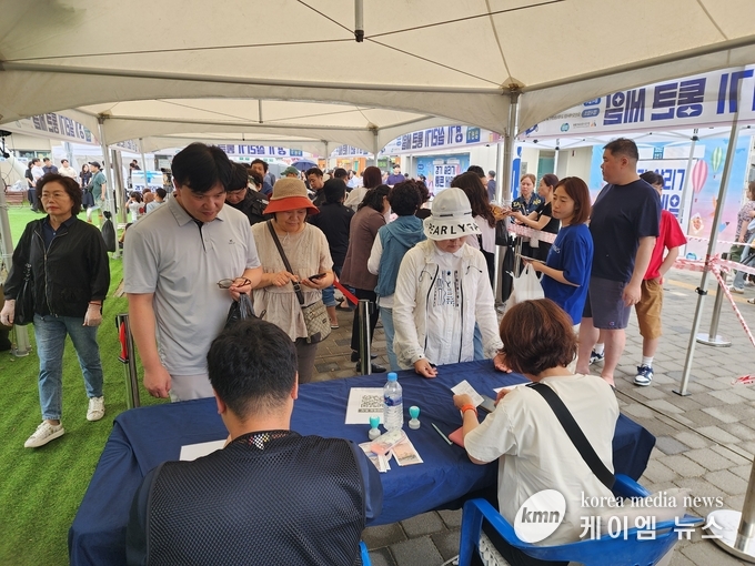 시민들이 오색시장에서 3만원이상의 물품을 구매한 후 영수증을 제시하며 온누리상품권을받고있다.<사진 김영진기자>