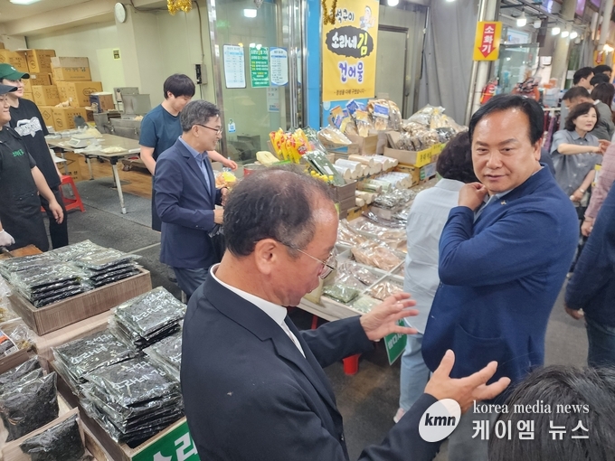 김동연 경기도지사가 이권재 오산시장과 함께 오색시장을 돌며 온누리상품권으로 구매하고있다.<사진/김영진기자>