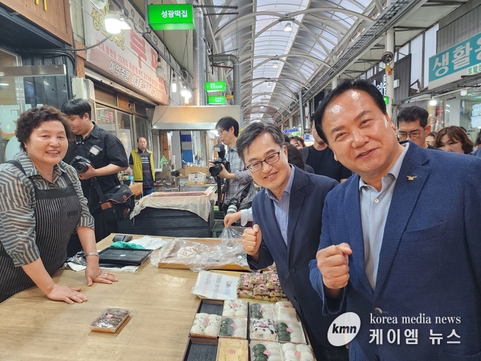김동연 경기도지사가 이권재 오산시장과 함께 오색시장을 돌며 온누리상품권으로 구매하고있다.<사진/김영진기자>