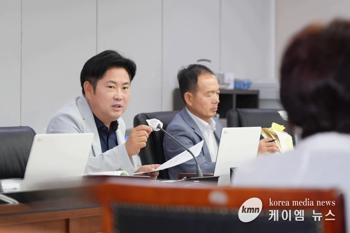 안성시의회 최호섭 위원장이 전략기획담당관에게 질타하고있다.<사진/안성시의회제공>