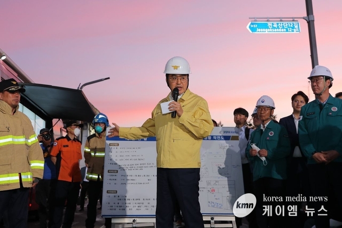 김동연 경기지사가 전지공장 화재 현장에서 재난 대응 상황에 대해 설명하고 있다. 사진/경기도청 제공