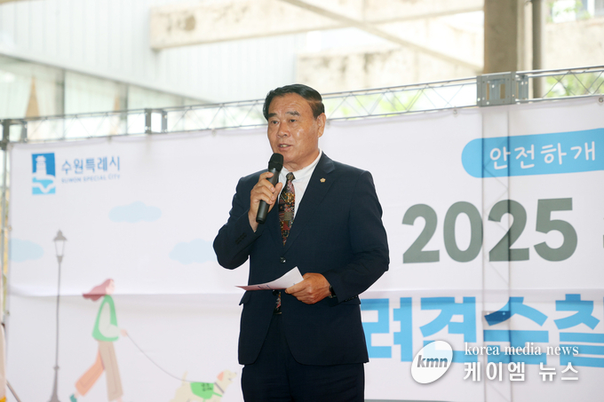 이재식 의장은 반려견 순찰대 참여형 프로그램을 통해 행복한 수원이 되길 바란다고 하고 있다. 사진/수원특례시의회 제공