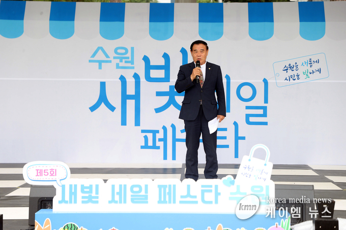 이재식 의장은 축사를 통해 민생경제가 조금씩 활기를 찾아갈 거라고 하고 있다. 사진/수원특례시의회 제공