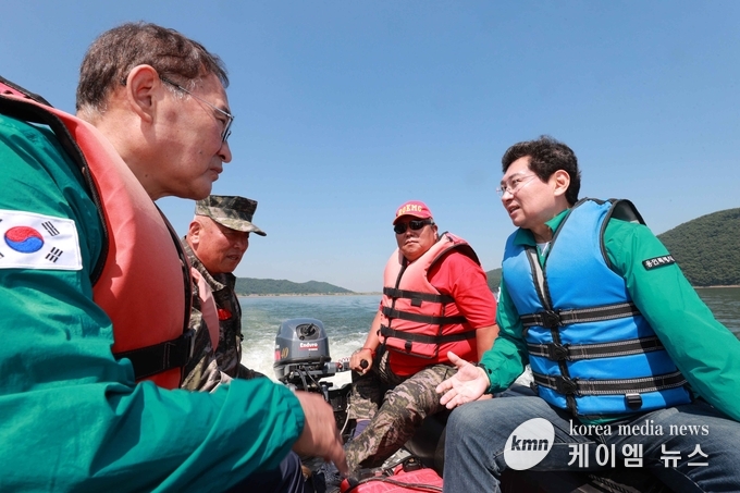  22일 이동저수지에서 이상일 시장이 보트를 타고 시찰하고 있다. 사진/용인특례시청 제공