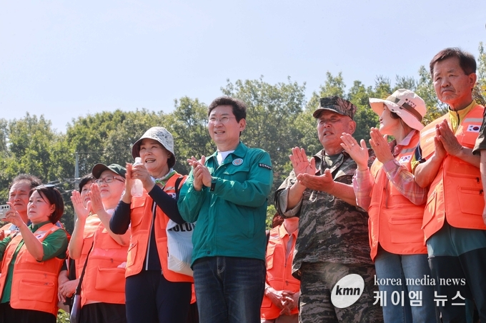 22일 이동저수지에서 이상일 시장이 인명구조 모의훈련을 참관하고 있다. 사진/용인특례시청 제공