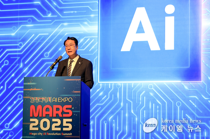 정명근 화성특례시장이 18일 MARS 2025 개회식에서 환영사를 하고 있다. 사진/화성특례시청 제공