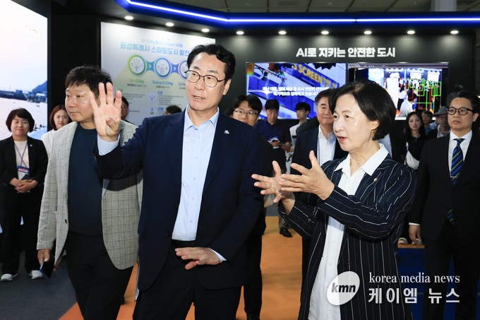 정명근 화성특례시장이 MARS 2025에 방문한 추미애 국회의원 및 전 법무부 장관에게 엑스포에 대한 설명을 하고 있다. 사진/ 화성특례시청 제공