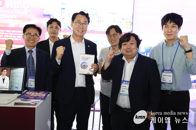정명근 화성특례시장이 고려대 구로병원 부스를 방문해 격려를 하고 있다. 사진/ 화성특례시청 제공