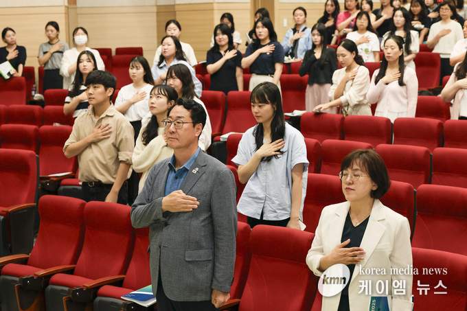  사립유치원 교사 직무연수에 참석한 정명근 화성특례시장과 교사들이 국민의례를 하고 있다. 사진/화성특례시청 제공