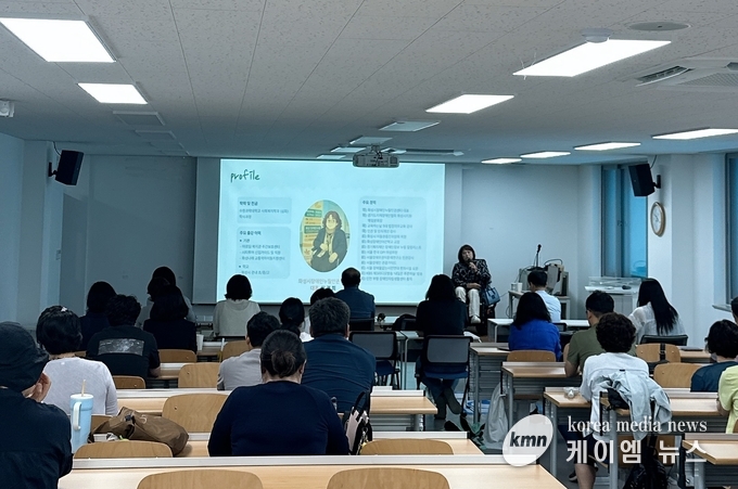20일 화성특례시가 장애에 대한 올바른 인식 확산을 위해 공직자 대상 장애인식개선 교육을 진행하고 있다. 사진/화성특례시청 제공