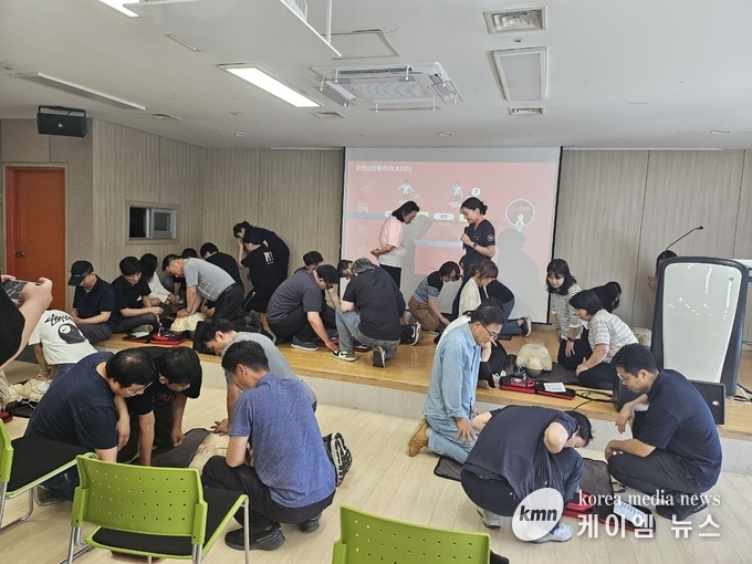 화성특례시가 유앤아이센터에서 시민 및 AED 관리책임자들을 대상으로 심폐소생술 교육을 진행하고 있다. 사진/화성특례시청 제공