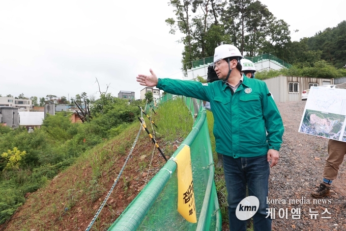 이상일 용인특례시장은 21일 장마가 장마 전선이 북상하고 태풍도 불어닥칠 것에 대피해 산사태나 침수 발생 가능성이 있는 곳현장점검하고있다. 사진/ 용인특례시청 제공