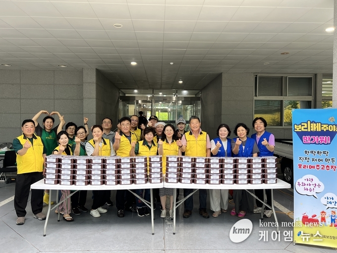 . 영덕1동 지역사회보장협의체는 고추장을 담가 지역 취약계층 150가구에 전달했다. 사진/용인특례시청 제공