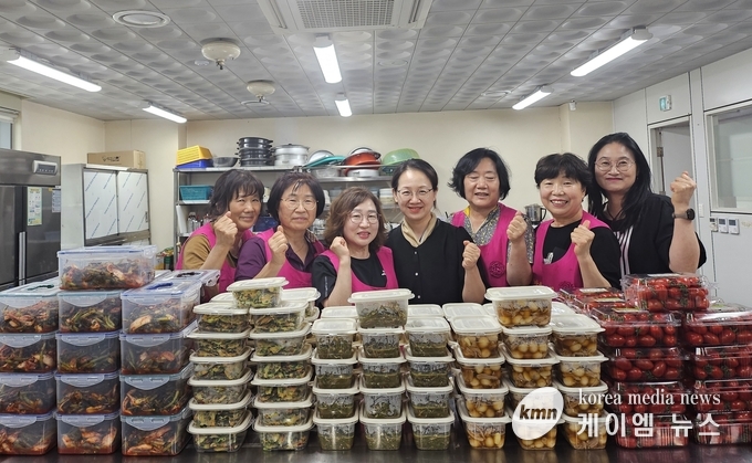 역북동 새마을부녀회 회원는 사랑의 밑반찬 나눔 행사를 했다. 사진/용인특례시청 제공