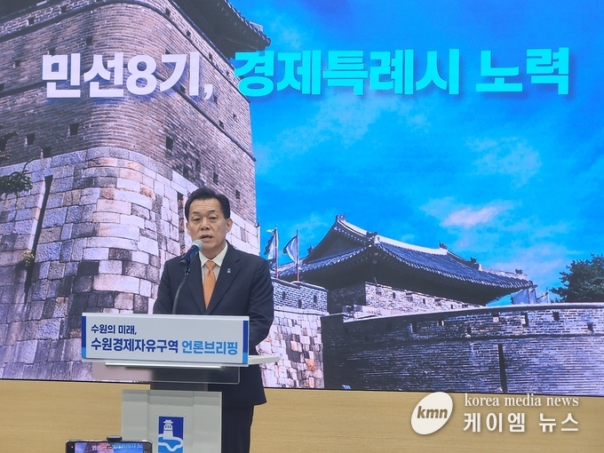 이재준 수원시장이 브리핑을 하고 있다. 사진/김영진 기자
