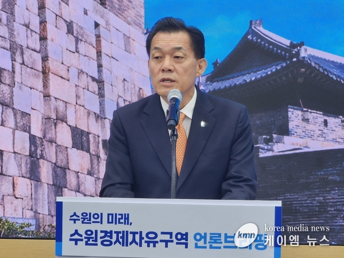 이재준시장은 수원 경제자유구역 브리핑에서 한국형 실리콘밸리를 만들겠다고 하고 있다. 사진/김영진 기자