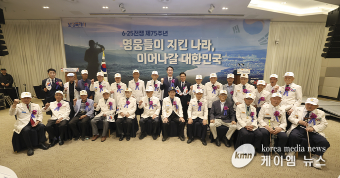 정명근시장이 25일 제75주년 기념행사에서 6.25 참전유공자들과 함께 기념 촬영을 하고 있다. 사진/화성특례시청 제공