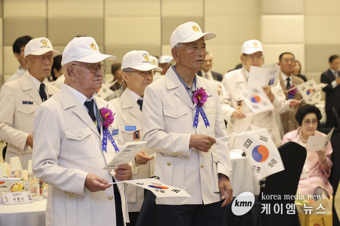 6.25전쟁 제75주년 기념행사에 참석한 참전유공자들이 태극기를 들고 있다. 사진/화성특례시청 제공