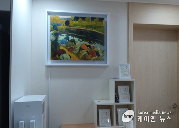  화성특례시 관내 경로당에 시범 설치된 ㈜디지월드의 AI 기반 액자형 공기관리시스템 설치 모습 사진/화성특례5시청 제골