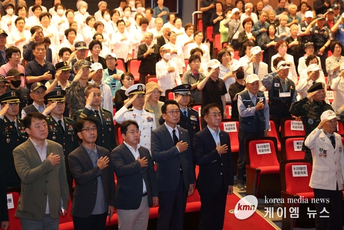6.25전쟁 제75주년 기념식에서 국민의례하는 모습 사진/평택시의회 제공