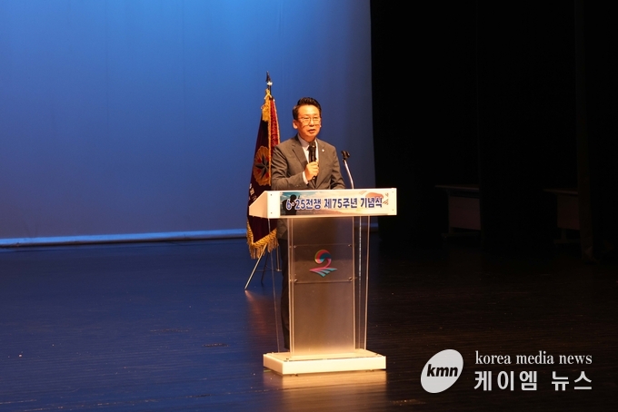 6.25전쟁 제75주년 기념식에서 국민의례하는 모습 사진/평택시의회 제공