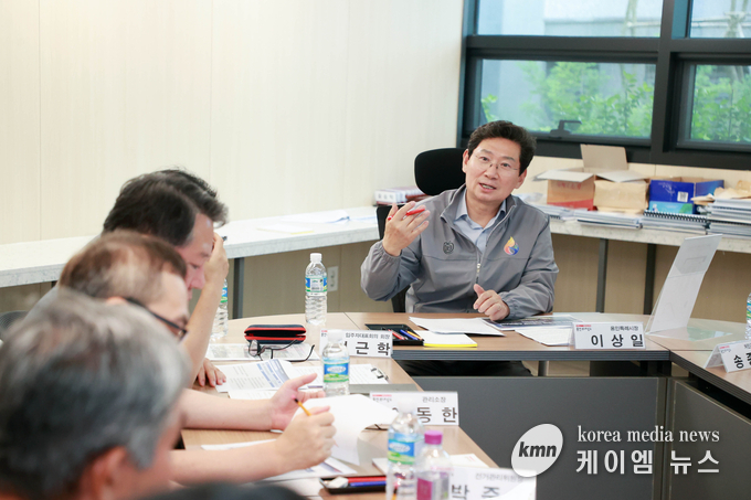  이상일 시장은 처인구 아파트'를 방문해 '공동주택 민생현장 소통버스킹의 첫문을 열고 입주민들과 소통했다. 사진/용인특례시청 제공