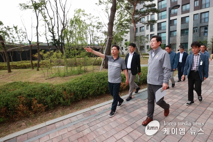 이상일 시장은 힐스테이트 용인 둔전역 아파트’를 방문해 민원과 건의 사항을 청취하고 있다. 사진/용인특례시청 제공