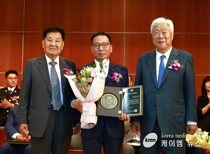 정흥범 부의장은 열린 제32회 경기일보 공직대상 시상식에서 ‘자치의정대상’ 부문을 수상했다. 사진/화성시의회 제공