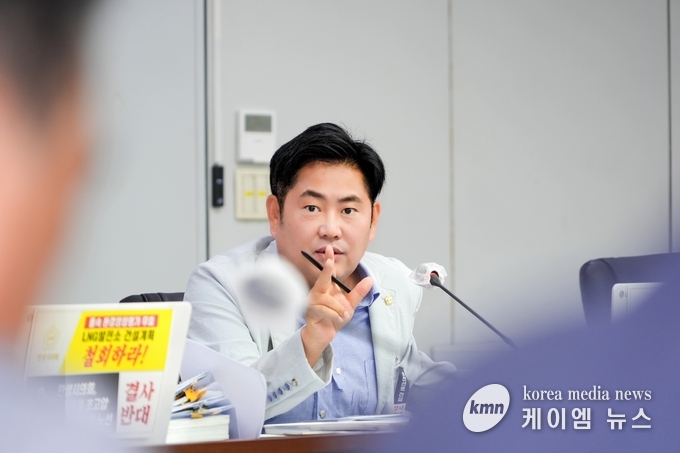 최호섭 의원은 행정감사서 강도 높은 질의를 하고 있다. 사진/ 안성시의회 제공