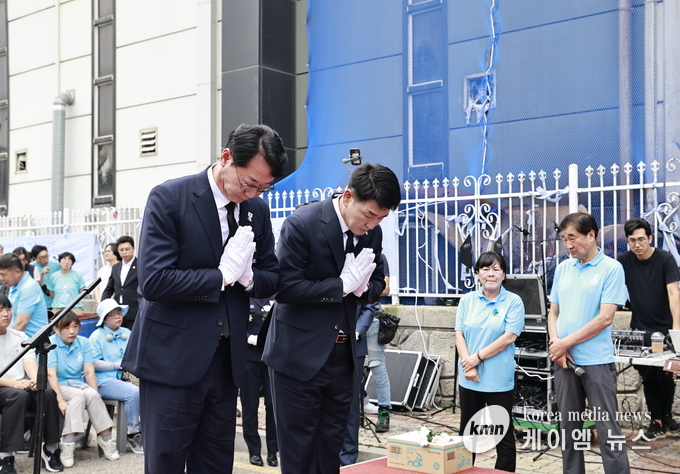 정명근 화성특례시장과 배정수 화성시의회 의장이 희생자를 추모하며 묵념하고 있다 사진/화성특례시청 제공