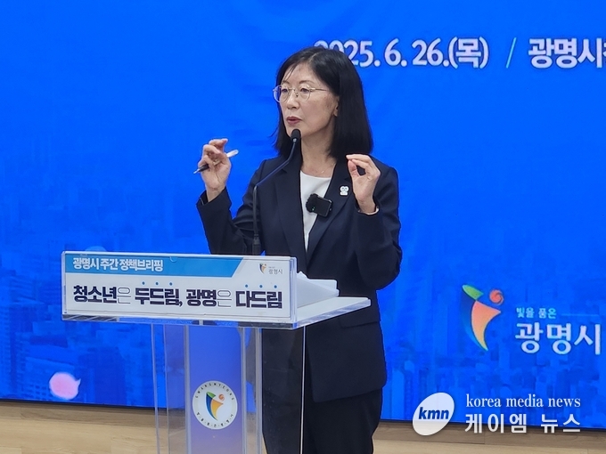 광명시청 중회의실에서 열린 청소년 정책 브리핑에서 황희민 평생학습사업본부장이 ‘다드림 정책’의 성과와 비전을 발표하고 있다. <사진/김경석기자>