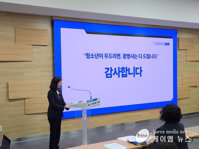 26일 열린 정책브리핑에서 황희민 평생학습사업본부장이 광명시 청소년 정책 방향을 설명을 마치고 질의를 받고 있다. <사진/김경석기자>