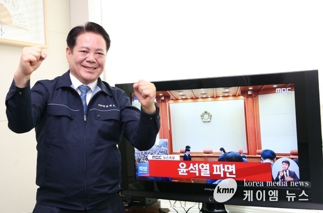 윤석열 파면 소식에 환호하는 최대호 안양시장의 모습<사진/최대호 안양시장 SNS>