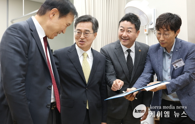 세 기관장 합의서에 서명후 환하게 웃고있다.<사진제공/경기도의회>